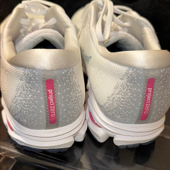 Nike White Athletic Shoes with Breathable Mesh and Sleek Design - Picture 6 of 14